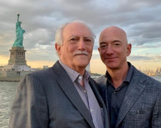 El fundador de Amazon, Jeff Bezos, con su padre Miguel Ángel Bezos