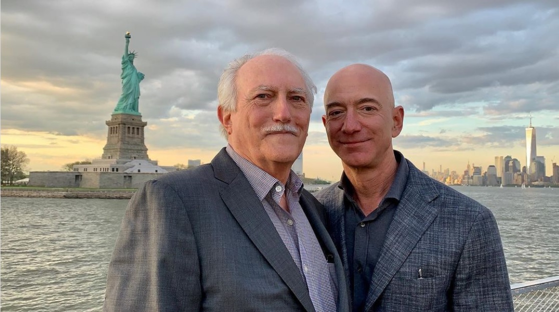 El fundador de Amazon, Jeff Bezos, con su padre Miguel Ángel Bezos